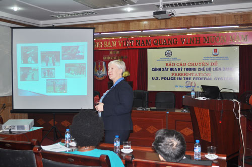 Chuyên gia Văn phòng Hợp tác Quốc phòng Hoa kỳ nói chuyện chuyên đề: “Cảnh sát Hoa Kỳ trong chế độ liên bang” tại Êv88 chào đón năm mới 2026